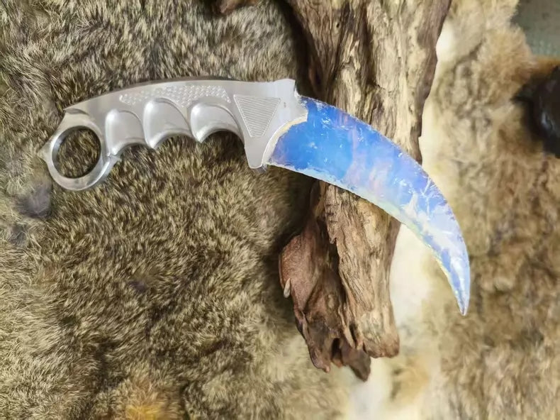 Hand-forged Karambit, albumin-style finish, metal handle, menacingly cold aesthetic, CS:GO Karambit.