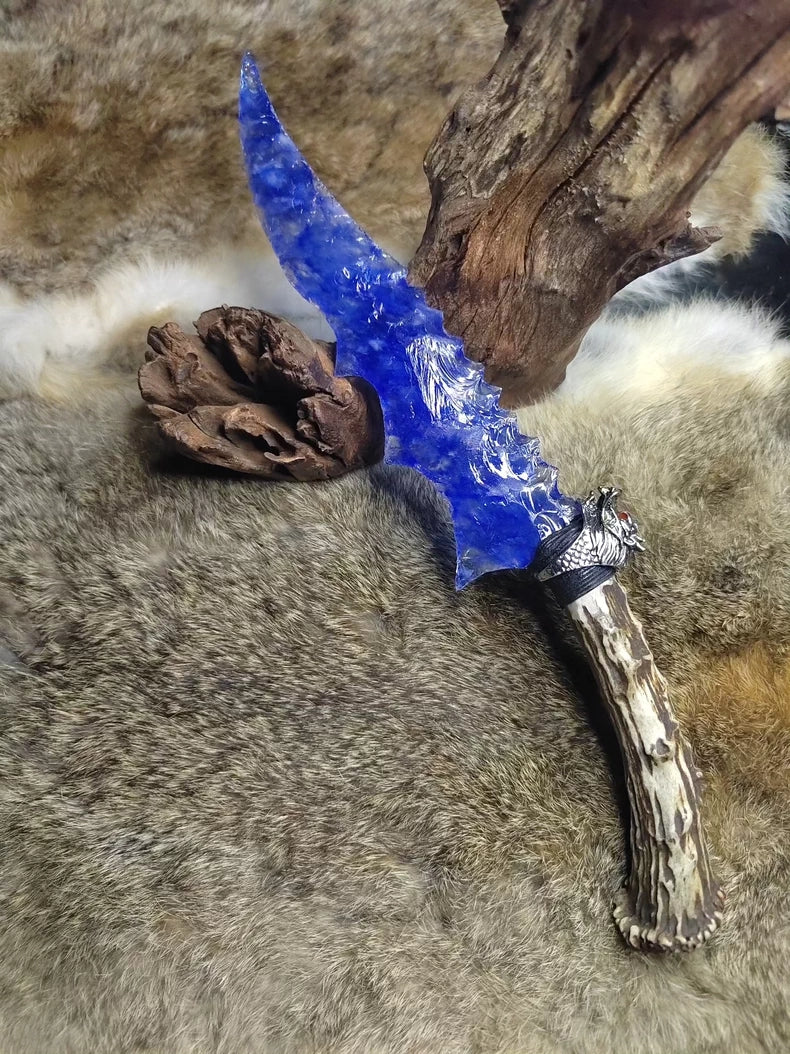 Knapped stone tools: stone knives, flame-shaped knives, stone blades, cat's-eye stone knives, obsidian knives, obsidian "dragon-glass" blades ("Blue and White Porcelain" style)