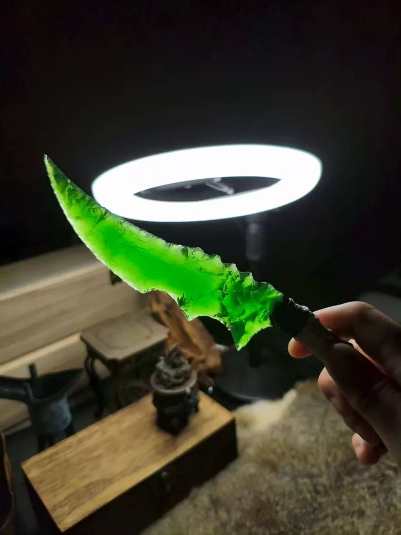 Knapped stone tools, stone knife, green cat's-eye stone, emerald, cat's-eye gem, "Flame Blade," stone blade, obsidian knife, obsidian "Dragon Crystal," hunting knife—"Venomous Dragon"
