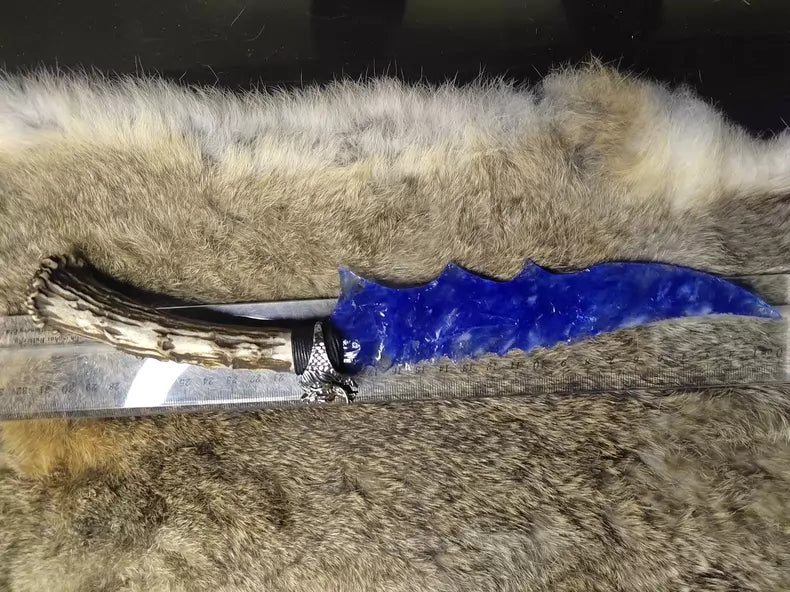 Knapped stone tools: stone knives, flame-shaped knives, stone blades, cat's-eye stone knives, obsidian knives, obsidian "dragon-glass" blades ("Blue and White Porcelain" style)