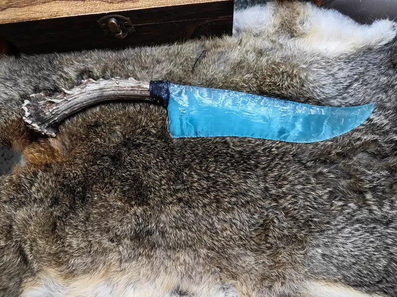 Knapped stone tools: stone knives and blades; cat's-eye stone knives (lake-blue, peacock blue-green); fine knives; hunting knives; primitive hunting knives; dragon-crystal knives.