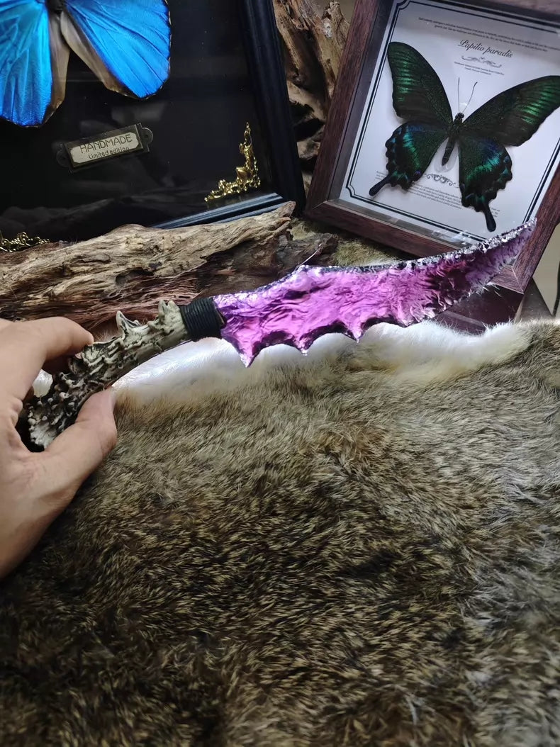 Chipped stone tools, stone knives, purple glass knives, crystal knives, flame-shaped stone knives, black stone blades.