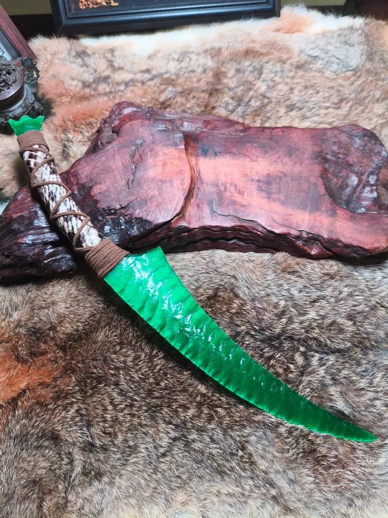 Avatar Na'vi Hunting Knife: A perfect replica featuring deep green cat's-eye stone and pressure-flaking craftsmanship.
