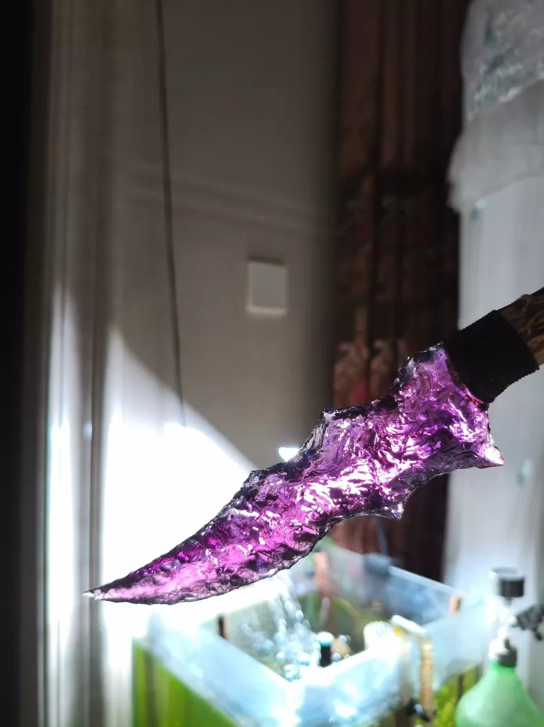 Knapped stone knives: red crystal knife, flame-shaped stone blade, obsidian knife, obsidian "dragon-glass" blade.