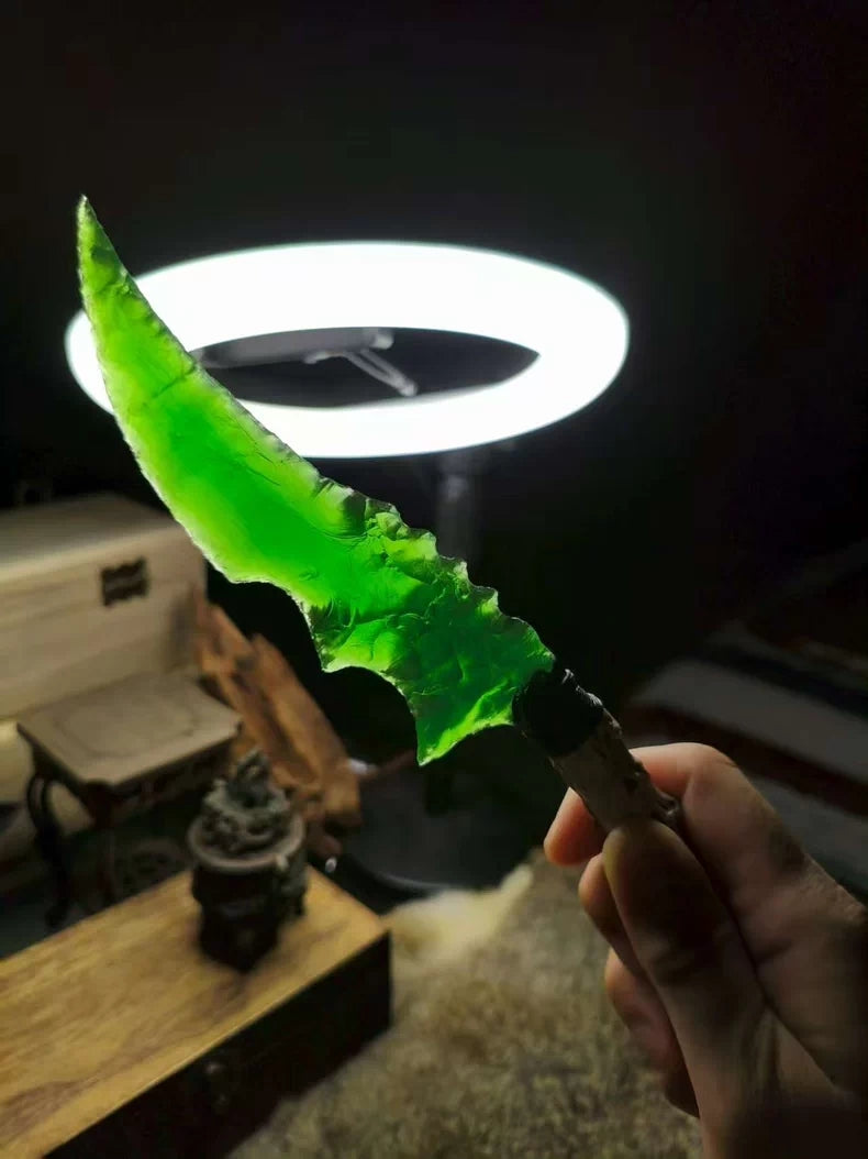 Knapped stone tools, stone knife, green cat's-eye stone, emerald, cat's-eye gem, "Flame Blade," stone blade, obsidian knife, obsidian "Dragon Crystal," hunting knife—"Venomous Dragon"