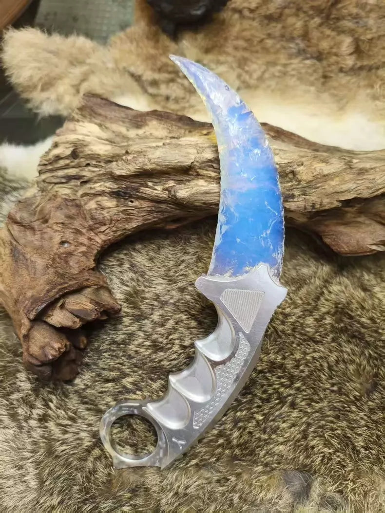 Hand-forged Karambit, albumin-style finish, metal handle, menacingly cold aesthetic, CS:GO Karambit.