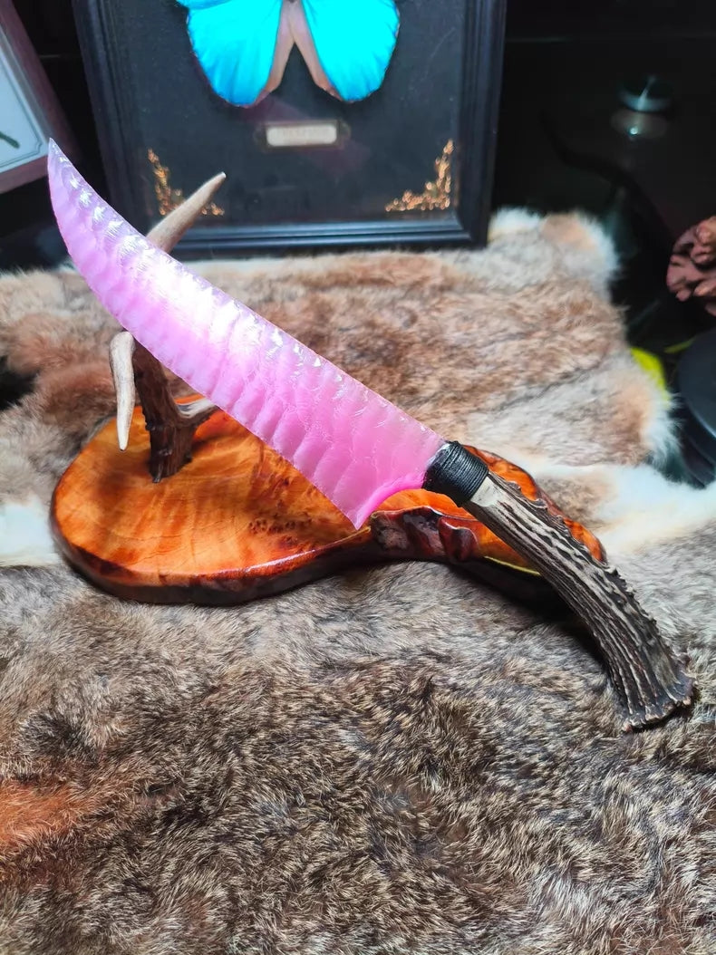 Knapped stone tool: ancient hunting knife made of opal