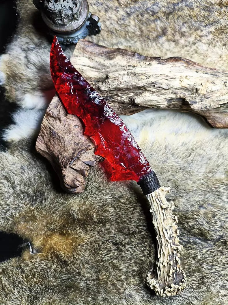 Chipped stone knives: red crystal knife, flame-shaped blade, obsidian blade, and the legendary "Dragon-Slaying Blade" (Dragon-Glass Blade).