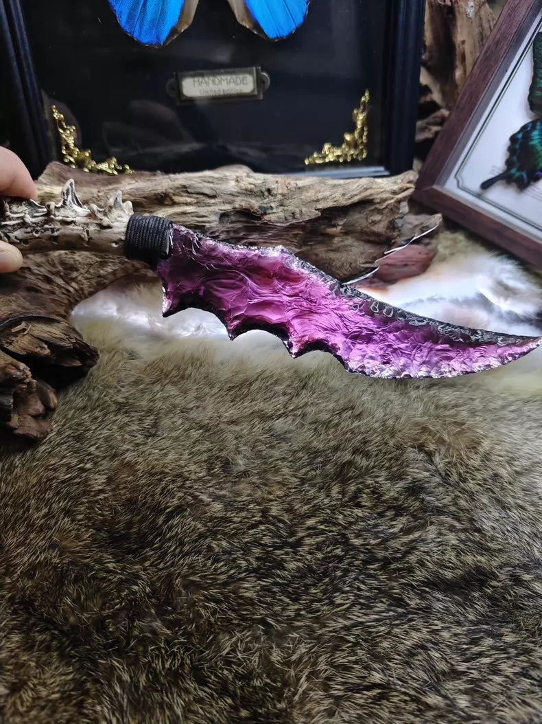 Chipped stone tools, stone knives, purple glass knives, crystal knives, flame-shaped stone knives, black stone blades.