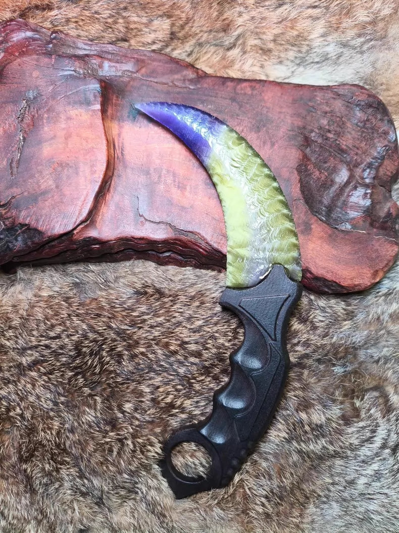 Flaked stone blade featuring the profile of a CS:GO Karambit, crafted with a colorful cat's-eye effect and pressure-flaking technique.
