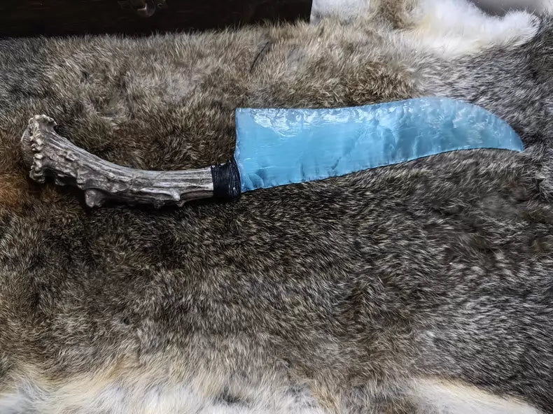 Knapped stone tools: stone knives and blades; cat's-eye stone knives (lake-blue, peacock blue-green); fine knives; hunting knives; primitive hunting knives; dragon-crystal knives.