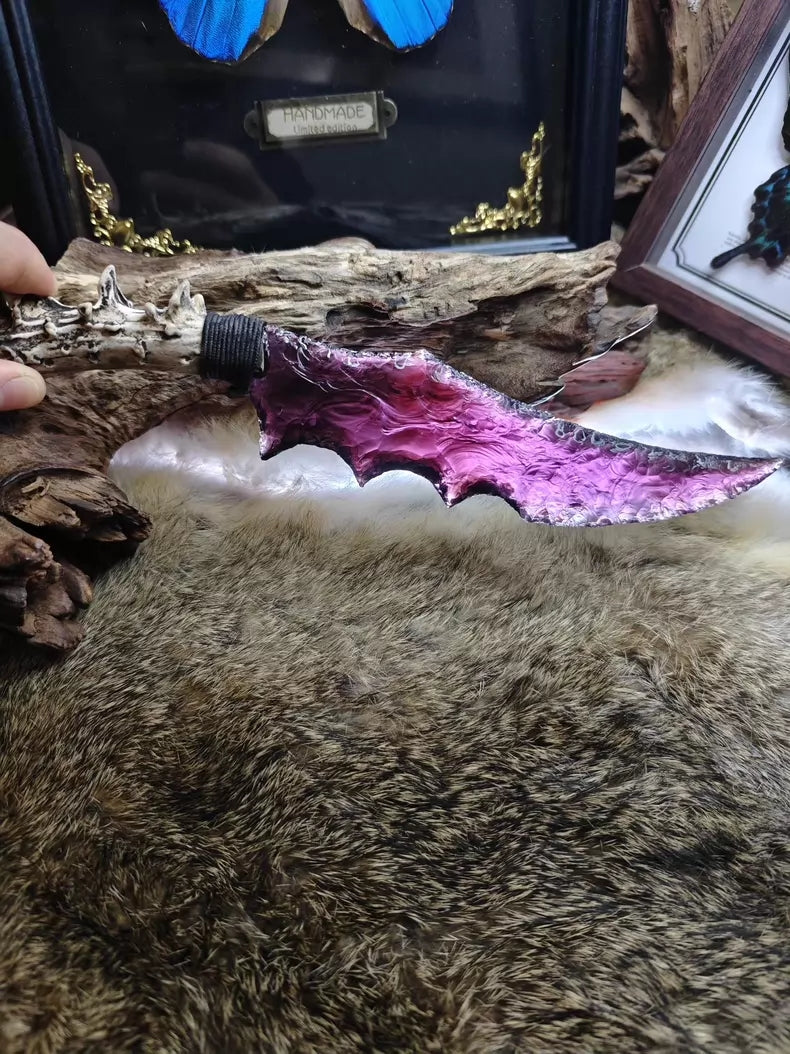 Chipped stone tools, stone knives, purple glass knives, crystal knives, flame-shaped stone knives, black stone blades.