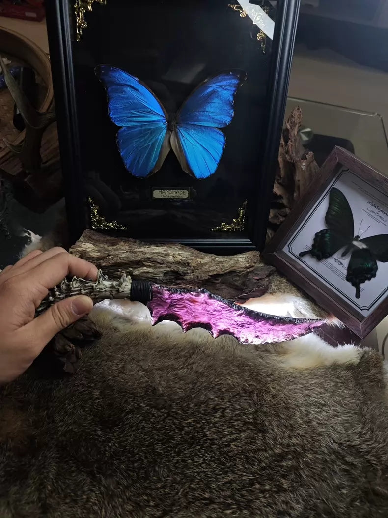 Chipped stone tools, stone knives, purple glass knives, crystal knives, flame-shaped stone knives, black stone blades.
