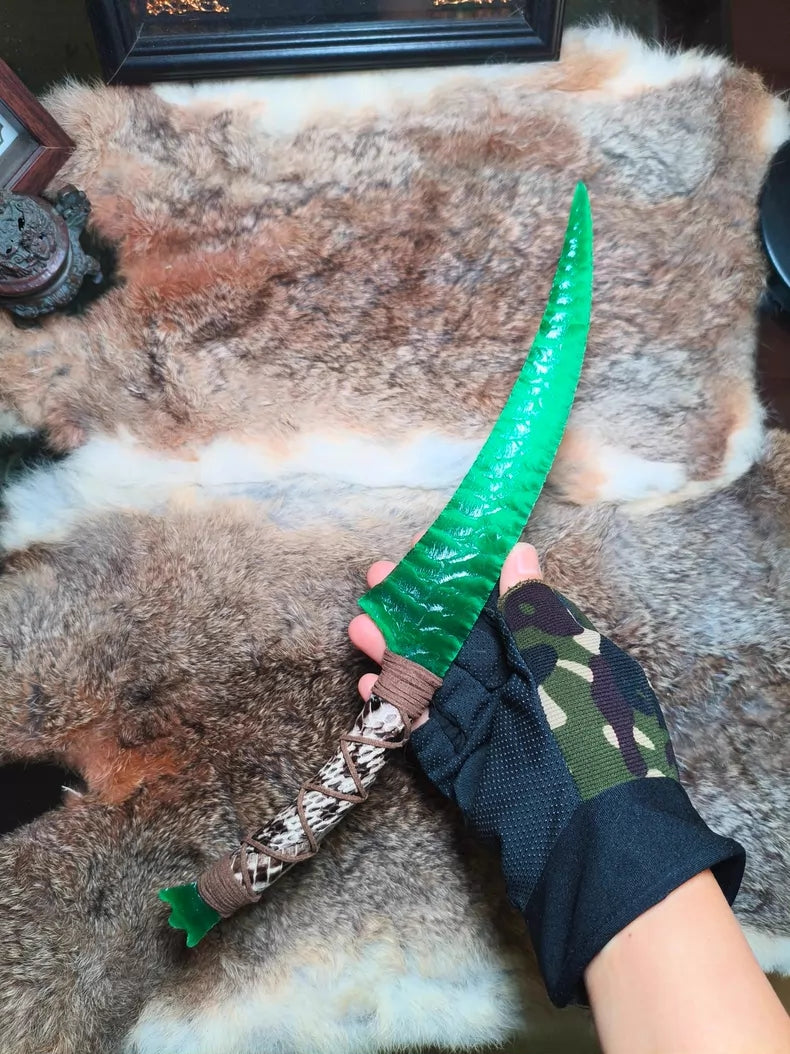 Avatar Na'vi Hunting Knife: A perfect replica featuring deep green cat's-eye stone and pressure-flaking craftsmanship.