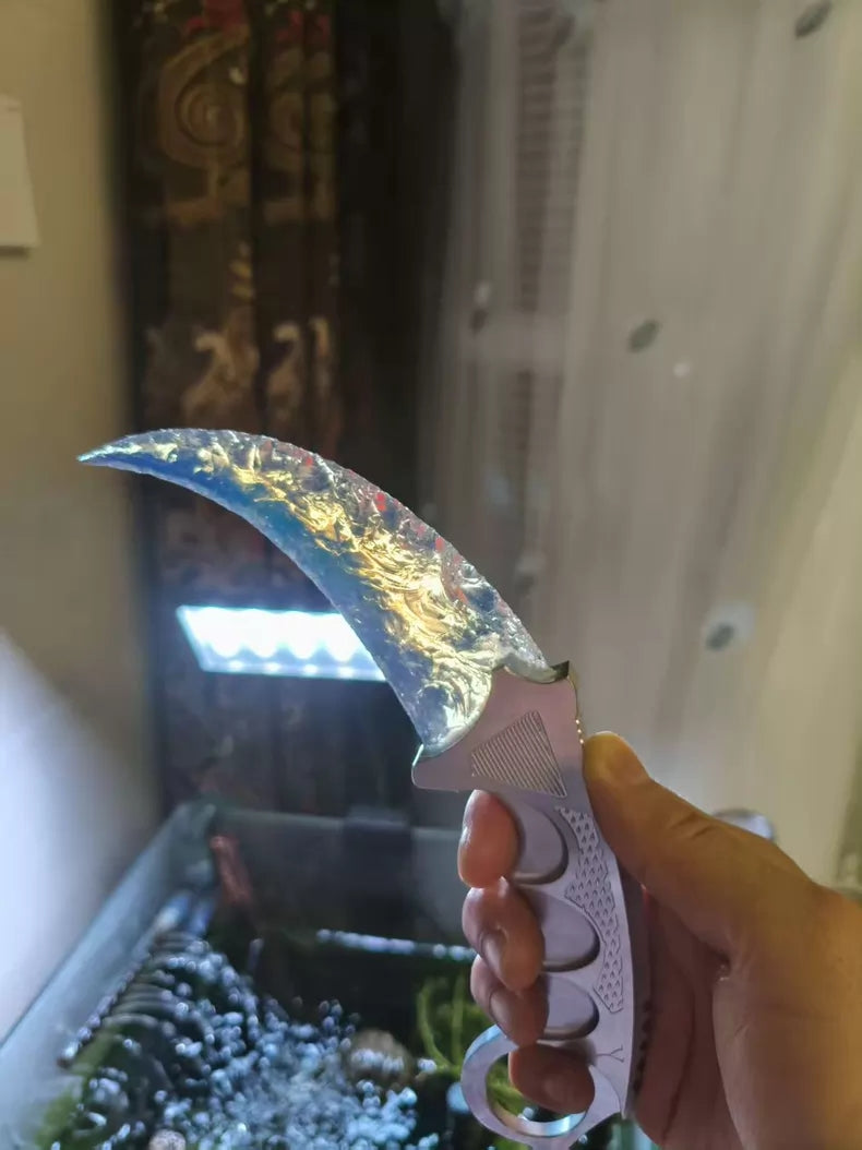 Hand-forged Karambit, albumin-style finish, metal handle, menacingly cold aesthetic, CS:GO Karambit.