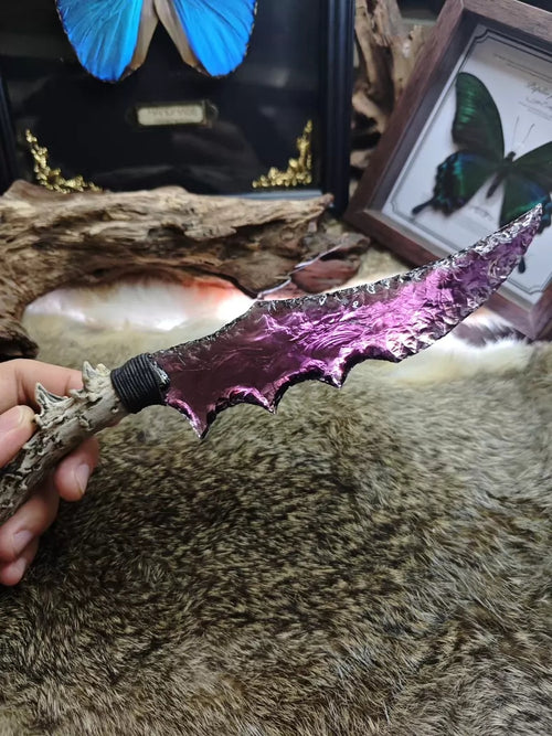 Chipped stone tools, stone knives, purple glass knives, crystal knives, flame-shaped stone knives, black stone blades.