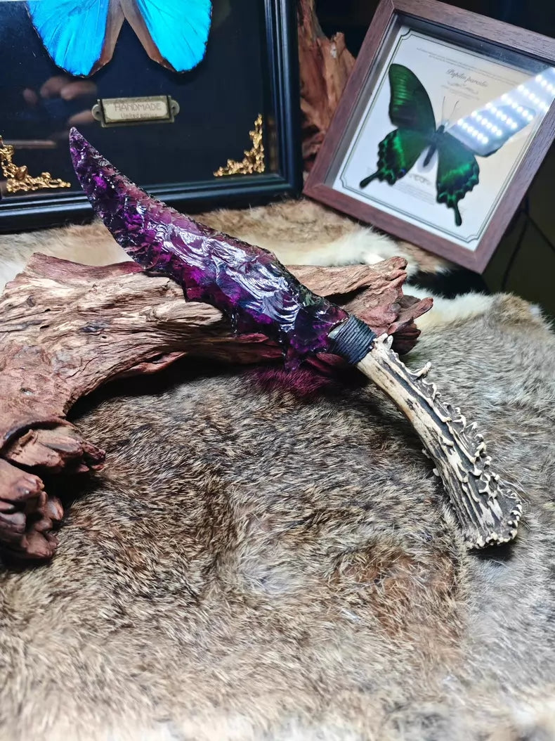 Chipped stone tools, stone knives, purple glass knives, crystal knives, flame-shaped stone knives, black stone blades.