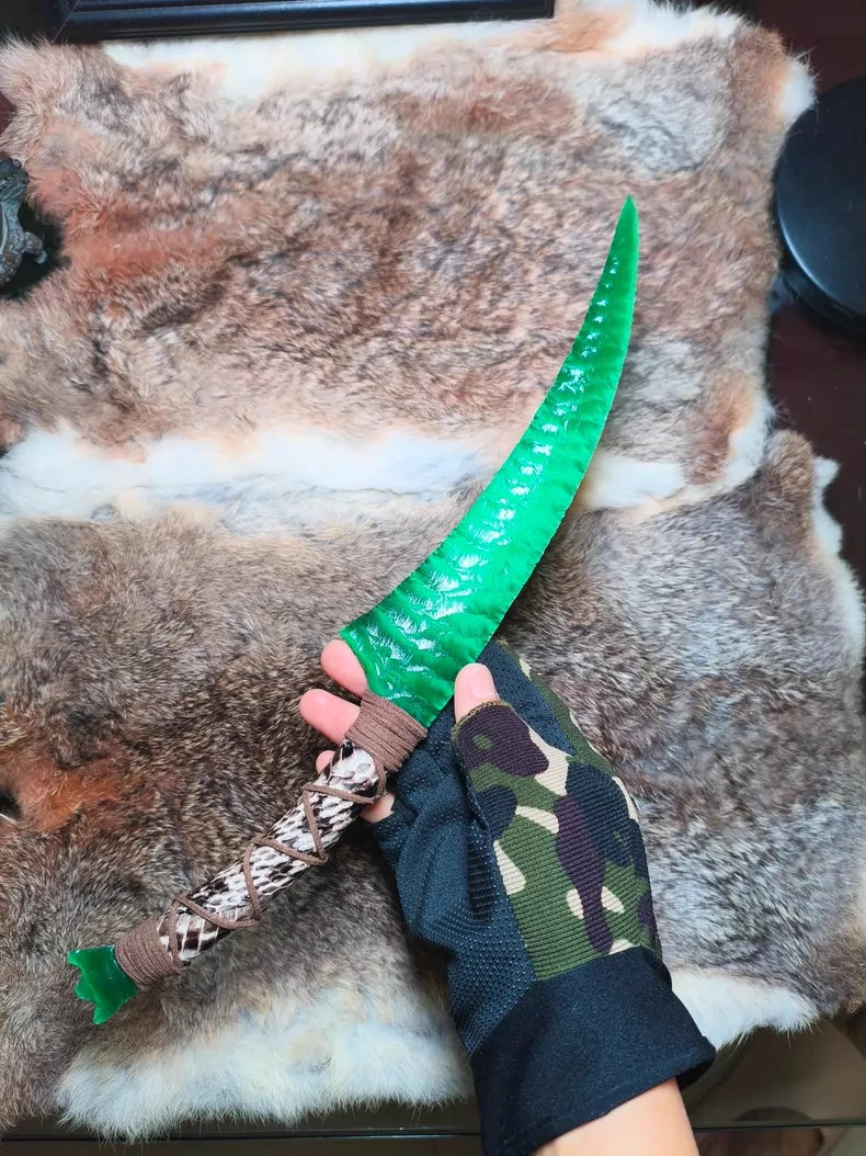 Avatar Na'vi Hunting Knife: A perfect replica featuring deep green cat's-eye stone and pressure-flaking craftsmanship.