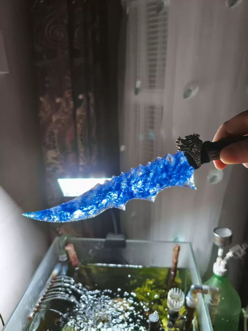 Knapped stone tools: stone knives, flame-shaped knives, stone blades, cat's-eye stone knives, obsidian knives, obsidian "dragon-glass" blades ("Blue and White Porcelain" style)