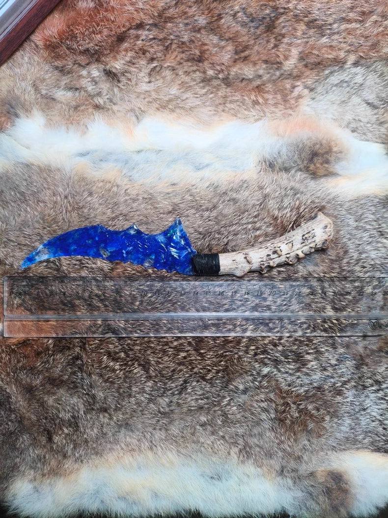Knapped stone knives: stone knives, blue cat's-eye stone knives, crystal knives, flame-patterned stone knives, and stone blades.
