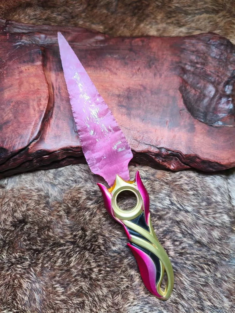 "Falling Petals" (Valorant) – Hand-forged Pink Cat's Eye Stone Replica; 1:1 scale *Valorant* prop; unsharpened; suitable for collection, cosplay, or display.