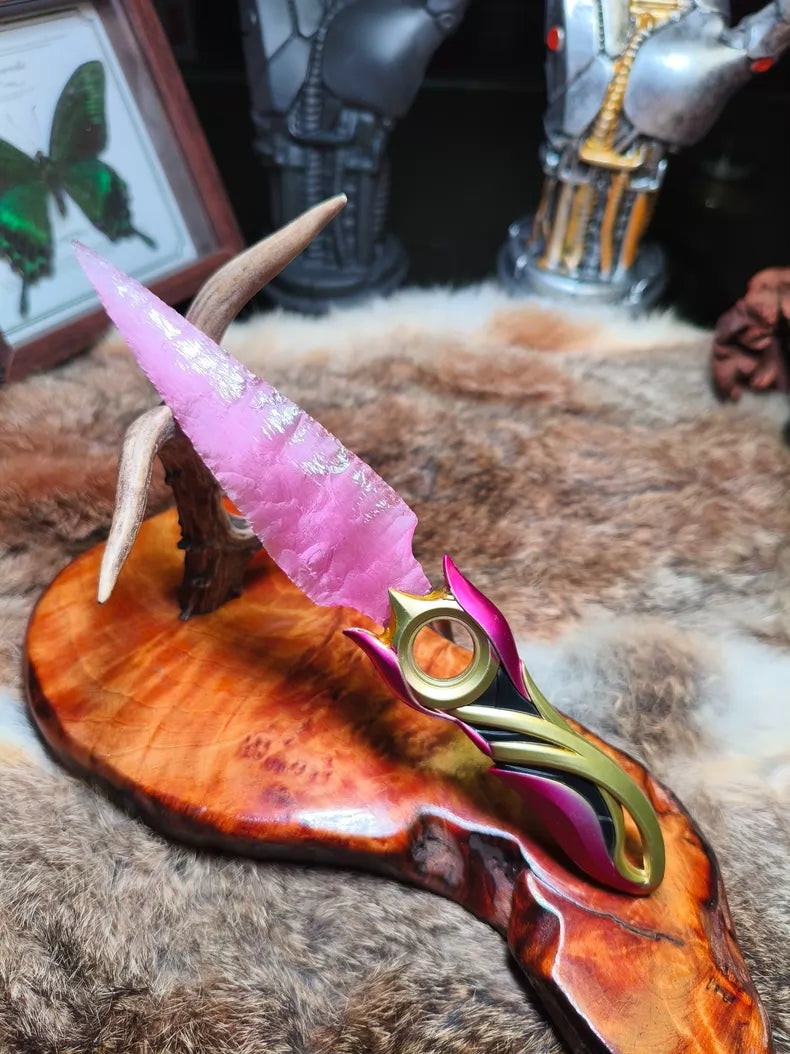 "Falling Petals" (Valorant) – Hand-forged Pink Cat's Eye Stone Replica; 1:1 scale *Valorant* prop; unsharpened; suitable for collection, cosplay, or display.