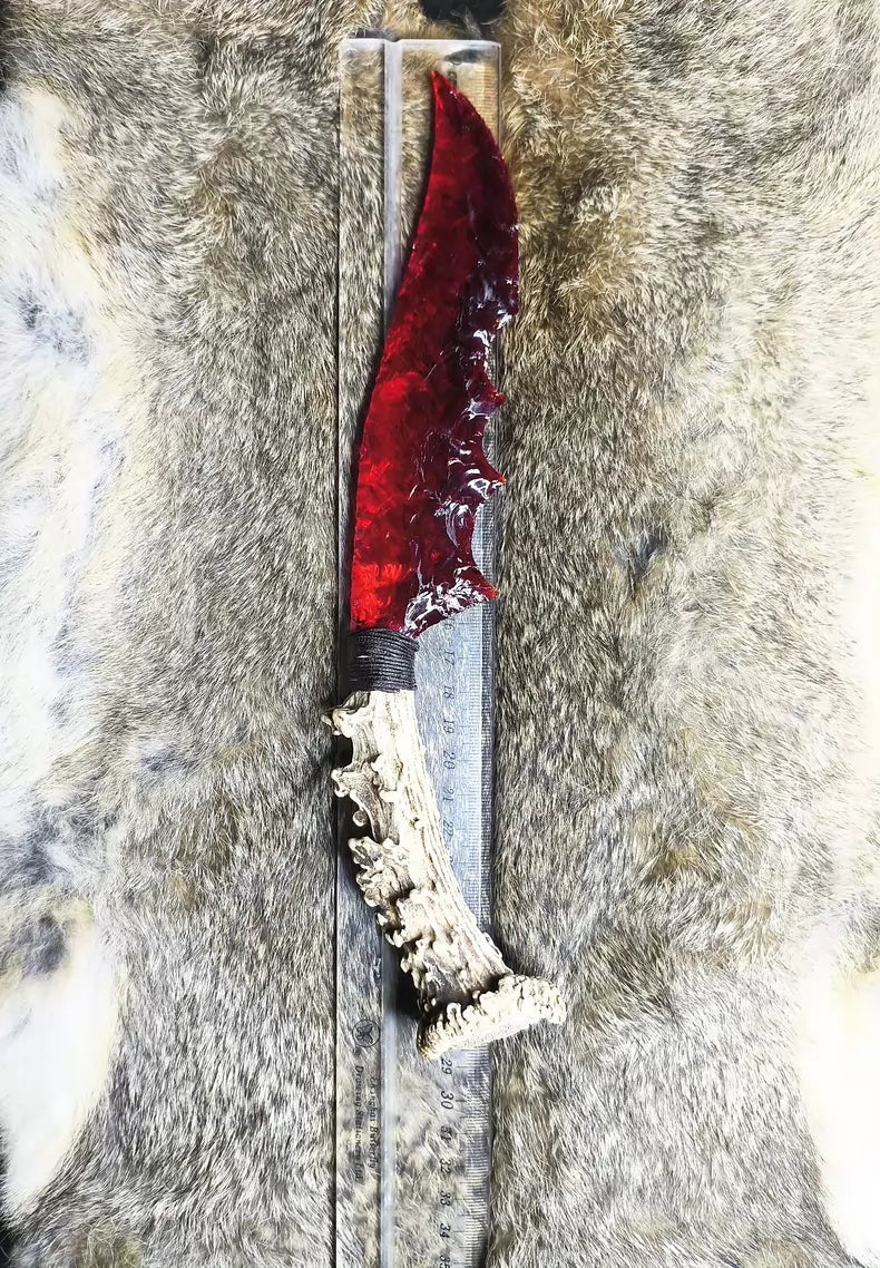Chipped stone knives: red crystal knife, flame-shaped blade, obsidian blade, and the legendary "Dragon-Slaying Blade" (Dragon-Glass Blade).