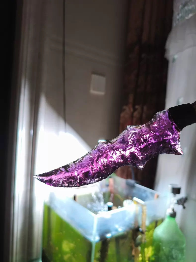Knapped stone knives: red crystal knife, flame-shaped stone blade, obsidian knife, obsidian "dragon-glass" blade.