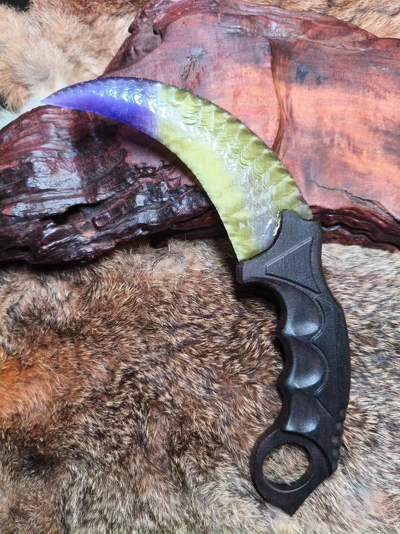 Flaked stone blade featuring the profile of a CS:GO Karambit, crafted with a colorful cat's-eye effect and pressure-flaking technique.