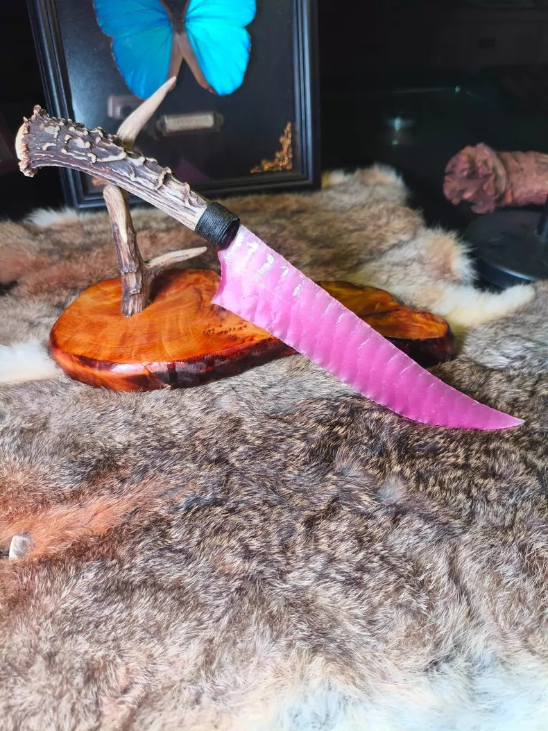 Knapped stone tool: ancient hunting knife made of opal