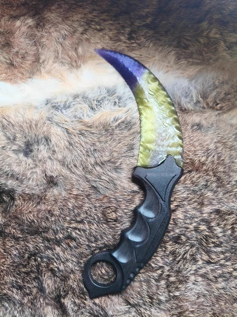 Flaked stone blade featuring the profile of a CS:GO Karambit, crafted with a colorful cat's-eye effect and pressure-flaking technique.